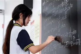 中专生姜萍爆火后续：背后高人现身，过往经历被扒，多所高校抢人图片