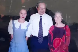 1995年，19岁的翁帆和杨振宁、杜致礼夫妇在广东，一张罕见的合影图片