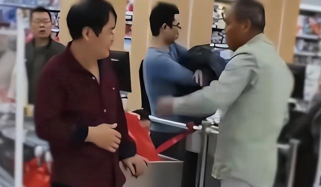 六旬老人超市脱衣证清白，只剩内衣裤时警报仍响，后续：警方通报双方和解，超市老板身份被扒