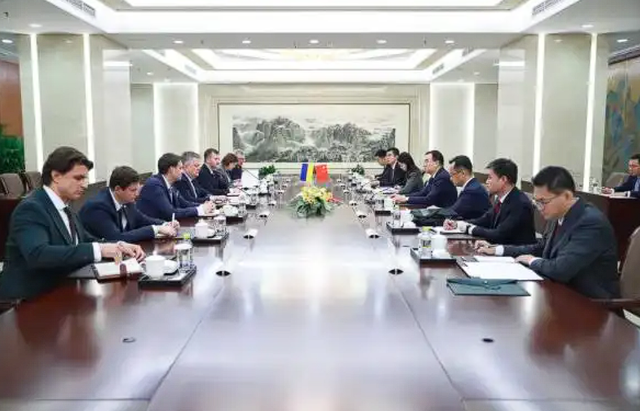 谈妥了，中乌代表在京握手，泽连斯基对华示好，中方要拔1根毒针