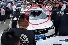 原配当街砸车抓小三后续：正脸照流出，知情人爆料，家里俩儿子图片