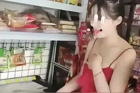 性感老板娘超市爆红，疑遭同行眼红举报！网友力挺：身材实力说话图片