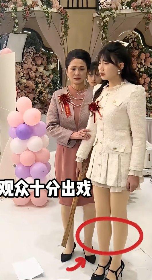 短剧女演员被男主一脚踹飞，指甲当场断裂，贾玲的话又一次应验了