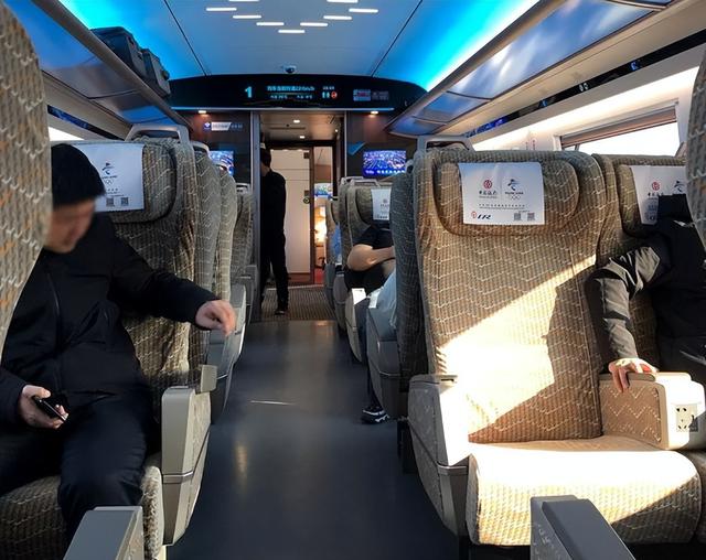 英国小伙坐中国高铁，发现邻座空位放着一部手机，他竟直呼惊呆了