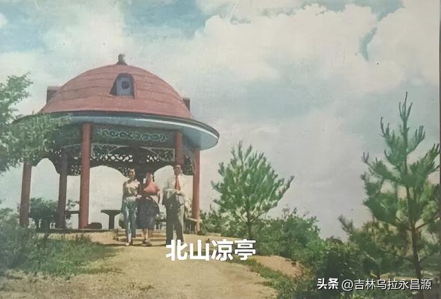 一组12枚明信片，记录了1960年时的吉林市城市风光