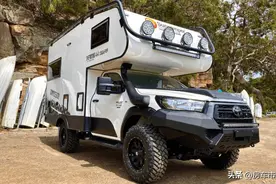 丰田海拉克斯皮卡房车，真正四驱越野版，内部U型沙发两张大床图片