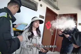 女子嫌100块贵戏耍两位开锁匠，第二天又叫人上门，乖乖给了200块图片