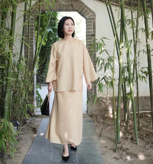50多岁的我，算不上漂亮，但第一次穿黄色裙子还是很显气质
