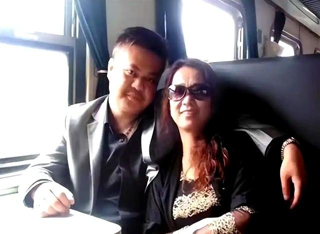 2003年，湖南小伙爱上二婚，还大他24岁的大妈，恋爱21年如今咋样