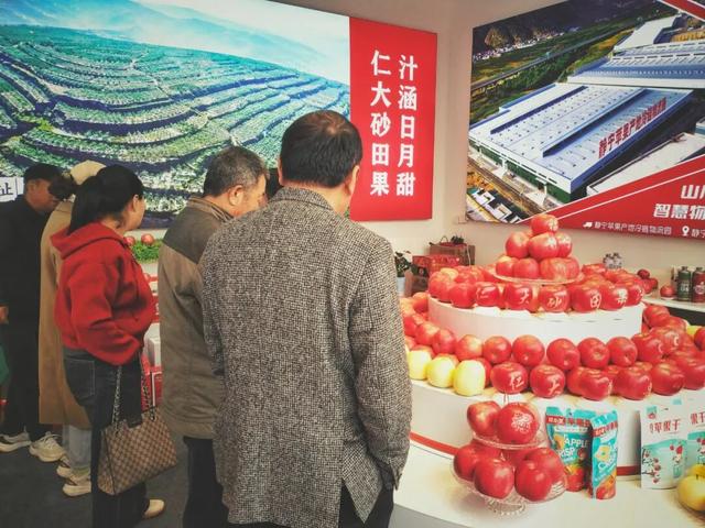 “果香专列”赴金果盛会 “甜蜜之旅”谱产业交响