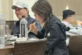 唐国强被遇和朋友在美国聚会，笑容满面，网友质疑：真移民了？图片