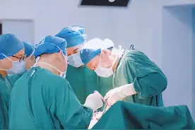 皮下冒脂肪瘤，莫乱阵脚！医生亲授妙招，教你正确处理图片