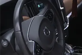 沃尔沃行驶中多次自动刹停 4S店：有人行驶中拉电子手刹了图片