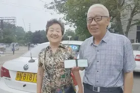 交警提醒：70岁以上老年人在更换驾驶证时，务必注意这三点，以免驾照被注销图片