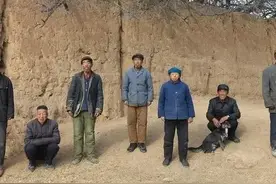 我退休金4000，找个49岁农村光棍，洞房夜他的一个举动我感动哭了图片