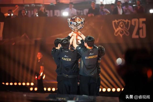 拳头CEO第一次打英雄联盟玩得很烂，15年后带着1.3亿月活回来了