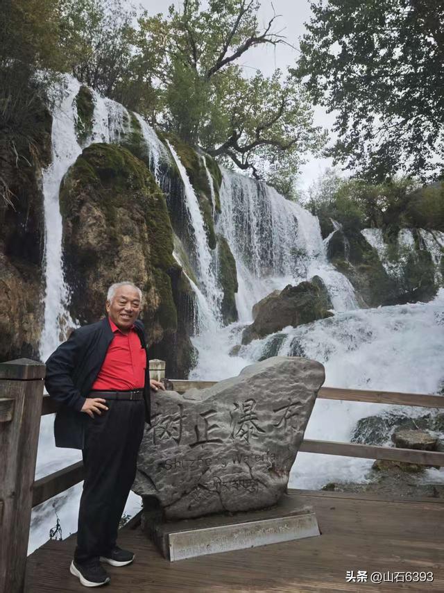 丁怀华：《神奇九寨沟 人在画中游》