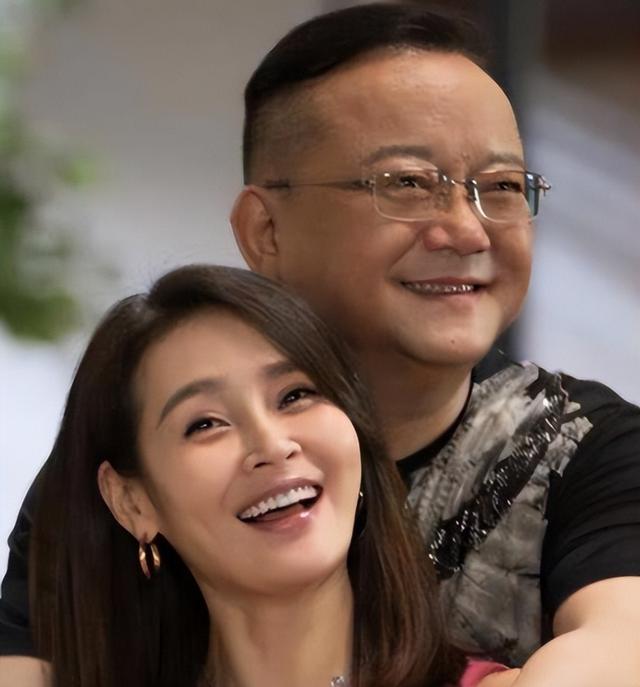 77 岁王刚的晚年：本以为有儿子能安度余生，如今却为养子操劳不停