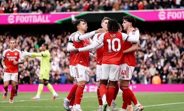 2-0！比赢球更狠的是：核心伤退仍碾压+全民皆兵，这支枪手太恐怖