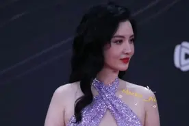 星光大赏张萌爆乳装太张狂，上淇抢主持人话筒，CP粉过年图片