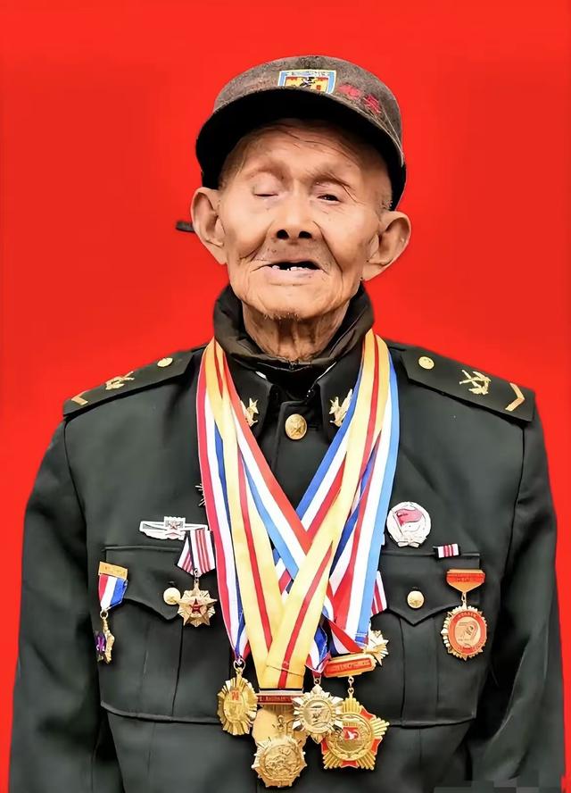 泪目！102岁抗战老兵彭长竹看完阅兵后，当晚安详离世，令人敬佩