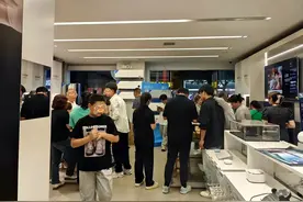 高考后，好多学生买4000价位手机，一家长：孩子就要苹果15，头疼图片