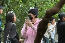 王大陆和女友看大熊猫，亲密合影，感情稳定图片