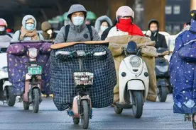 除了禁用挡风被，12月起电动车、三轮车上路，迎来“5必查”新规图片