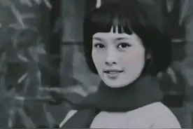 行刑前，她取下手表递给刽子手，说： 别打我肚子，朝我脑袋开枪图片