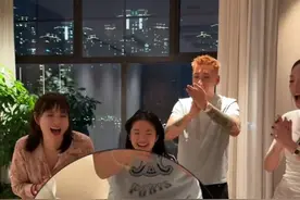 晋妈带优优黄浦江庆生，国外给她买礼物！哥嫂送iPad，送名牌手链图片