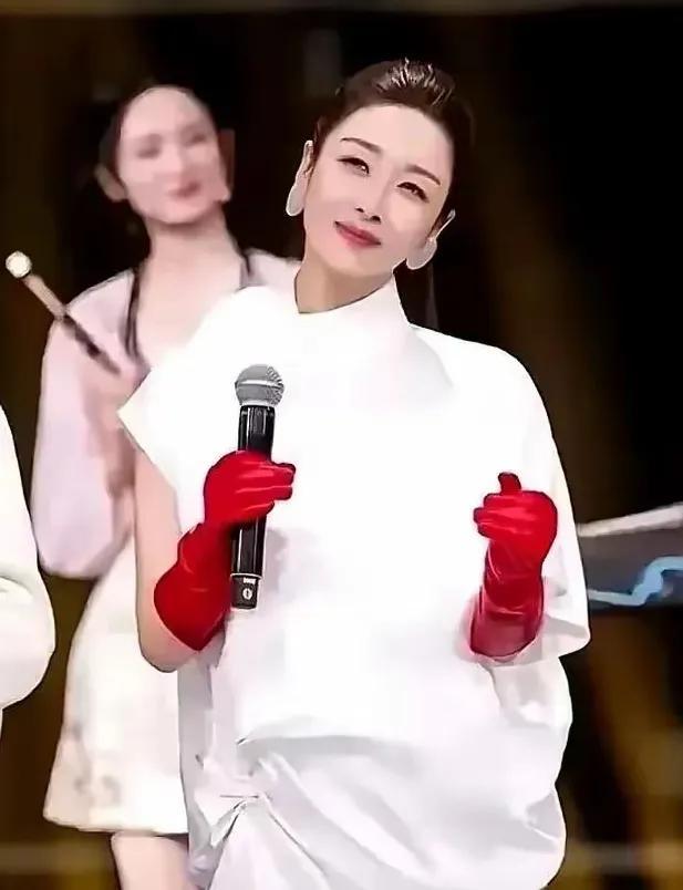 52岁孙悦整容效果真好，双眼皮大眼睛，一看这脸上就花了不少钱