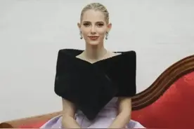 26岁厄瓜多尔第一夫人，神似戴安娜有八块腹肌，被马克龙热情亲吻图片