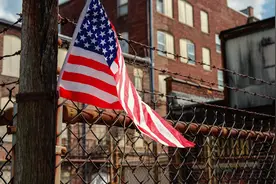 拥有美国移民绿卡，让你享受医疗、教育等更多的福利图片