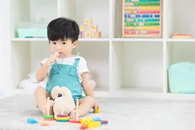 伤害宝宝大脑的10种愚蠢行为，快收手图片