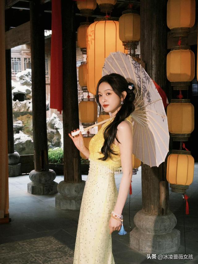 吴宣仪明黄旗袍，园林里的古典氛围感美人