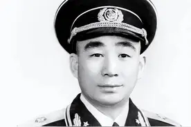 少将易耀彩携妻衣锦还乡，发现童养媳苦等22年，他的选择让人泪目图片