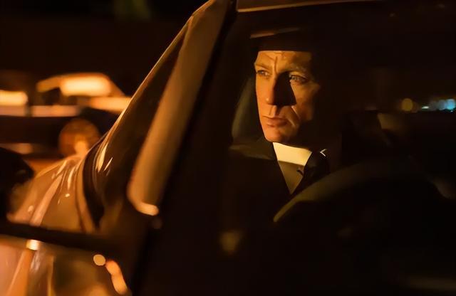 英国六旬老汉欲当“双面间谍”，七年铁窗戳穿邦德幻想