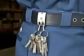 以前男人出门把钥匙挂裤腰，现在没有人这样做，因为太掉价了图片