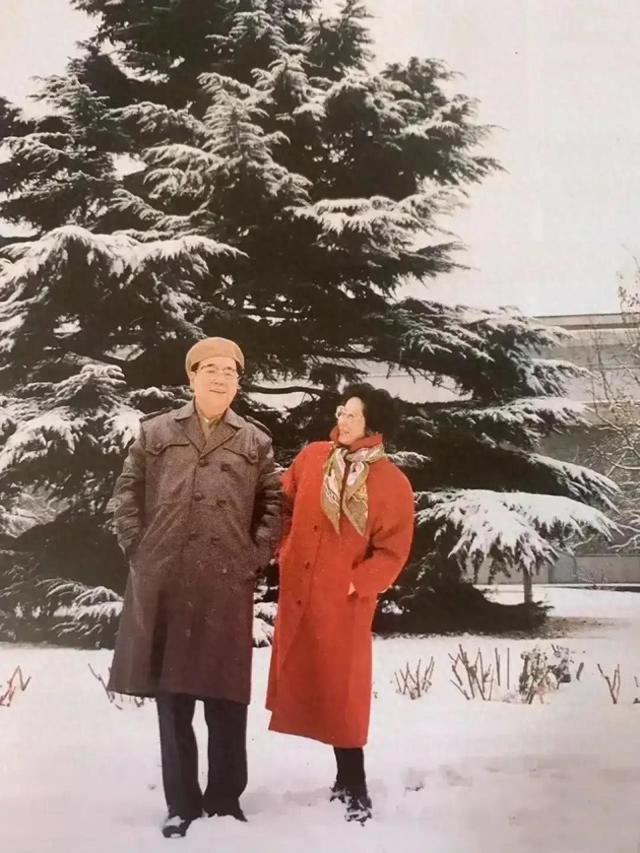 李鹏总理年轻时有多帅？1959年在吉林留影，31岁玉树临风气质不凡