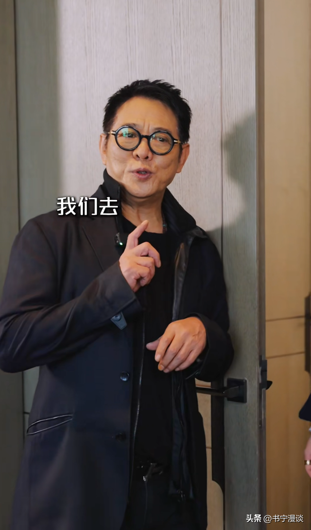 李连杰是真缺钱了！带小女儿提车被嫌弃，jada狂翻白眼满脸不耐烦