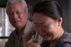 88万彩礼被亲妈吞了，女子心灰意冷跪别：就当没这个女儿吧！图片