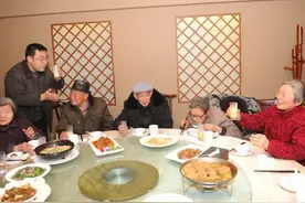 亲家间相处，牢记十条潜规则，儿女都高兴家庭也幸福图片