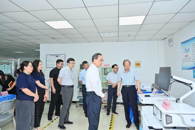 尹洪斌到省生物医学工程学会调研指导