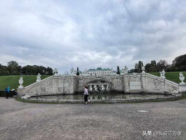 欧洲行第7天：参观世界文化遗产梅尔克修道院，逛维也纳和美景宫