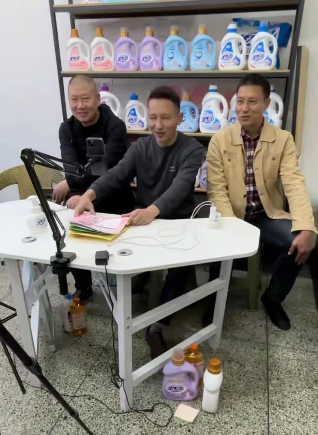 没有董宇辉的命，却得了董宇辉的“病”，顿顿终为年少轻狂买单