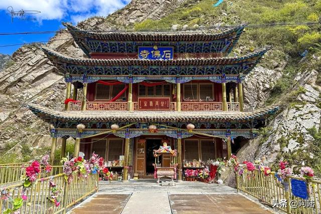 祁连山峡谷深处藏着一座石佛寺，内无金身佛像却嵌于岩壁之上千年