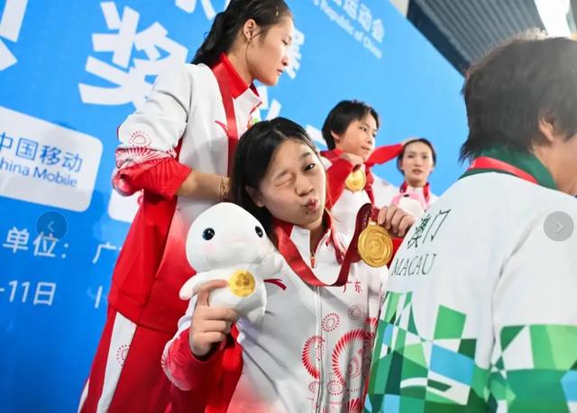 全红婵复出夺冠在领奖台的反应让人心酸，哥哥、师母、陈练都到齐