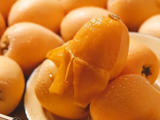 成都双子塔巨幕喊你赴约：“天气凉了，去米易吧！”