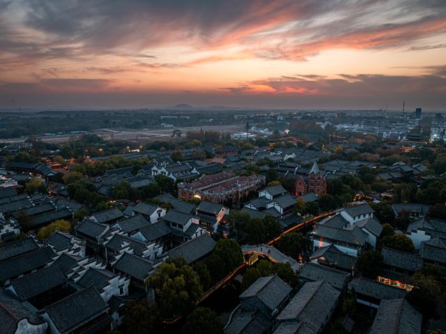 古城的秋天，连晚霞都带着千年的温柔