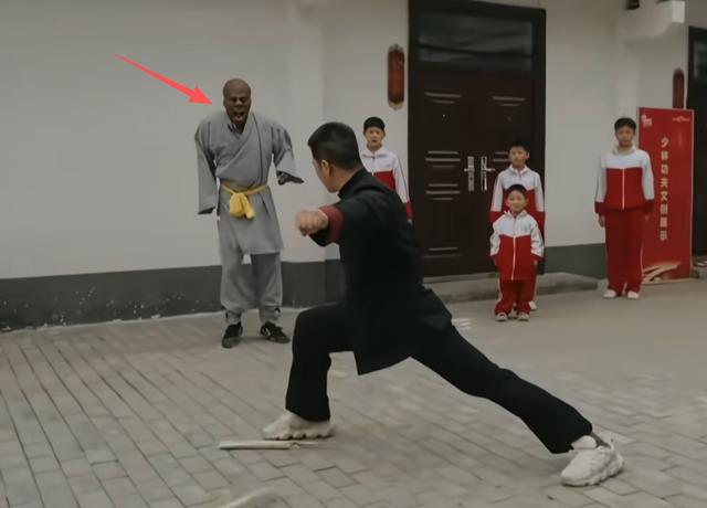 央视发文！五一假期刚结束，外国游客接连锐评中国，反应相当一致
